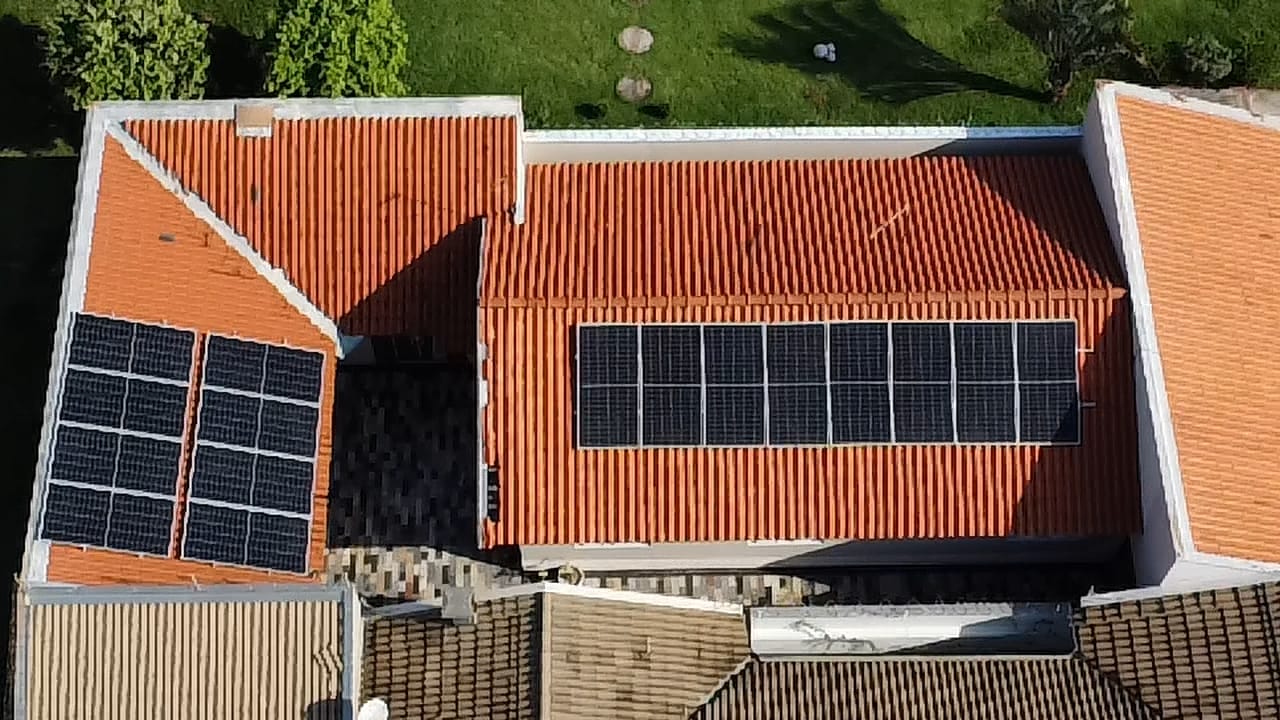Detalhe de placas solares em telhado residencial