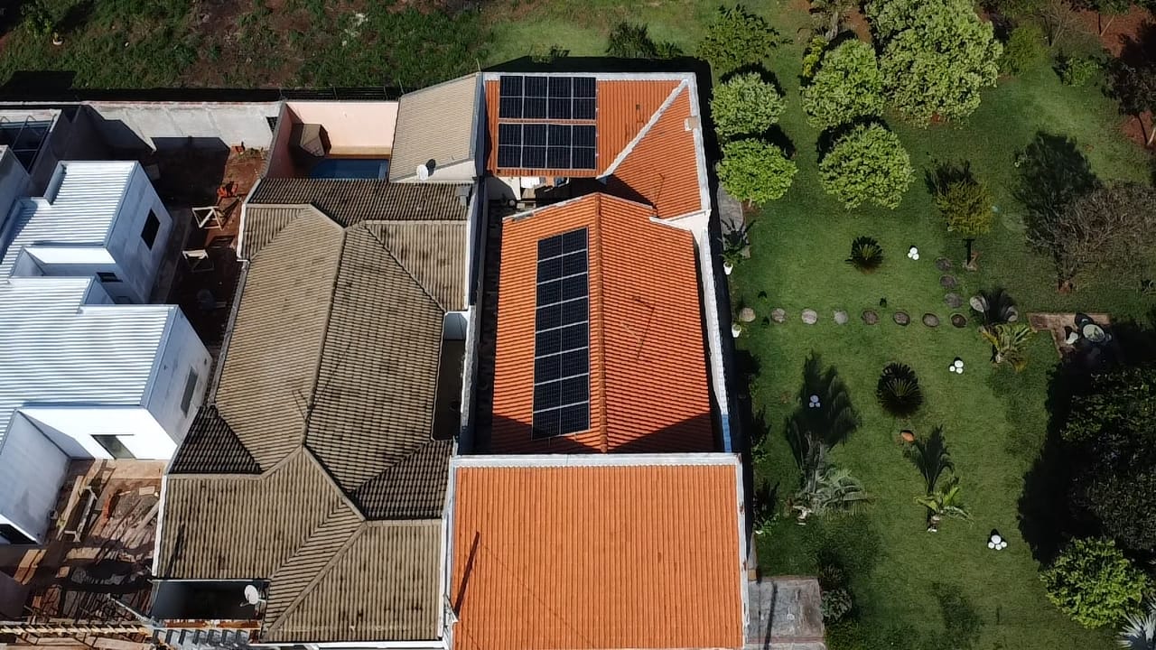 Vista aérea de instalação solar residencial
